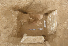 D&eacute;p&ocirc;t de cr&eacute;mation en coffrage de dalles (175-125 avant J.-C.)&nbsp;Les ossements br&ucirc;l&eacute;s du d&eacute;funt ont &eacute;t&eacute; plac&eacute;s dans un vase balustre d&eacute;truit par une fosse post&eacute;rieure.  54-56 rue Notre Dame et rue de Beaucaire, N&icirc;mes (Gard), 2011  &copy; Marilyne Bovagne, Inrap