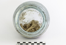Ossements br&ucirc;l&eacute;s contenus dans un vase ossuaire en verre  45-49 rue de Beaucaire, N&icirc;mes (Gard), 2024   &copy; Christophe Coeuret, Inrap
