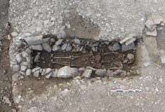 Tombe &agrave; inhumation. Le d&eacute;funt est d&eacute;pos&eacute; sur le ventre  45-49 rue de Beaucaire, N&icirc;mes (Gard), 2024   &copy; Julie Grimaud, Inrap  