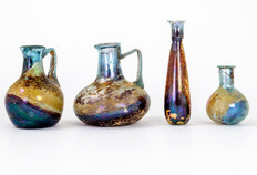 Vases en verre ayant &eacute;t&eacute; d&eacute;pos&eacute;s dans une tombe 45-49 rue de Beaucaire, N&icirc;mes (Gard), 2024   &copy; Christophe Coeuret, Inrap