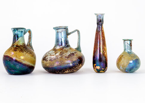 Vases en verre ayant &eacute;t&eacute; d&eacute;pos&eacute;s dans une tombe 45-49 rue de Beaucaire, N&icirc;mes (Gard), 2024   &copy; Christophe Coeuret, Inrap 