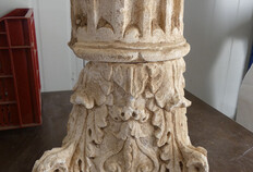 Chapiteau en calcaire assembl&eacute; avec haut d'une colonne NB : la pr&eacute;sentation est faite &agrave; l'envers  45-49 rue de Beaucaire, N&icirc;mes (Gard), 2024   &copy; Caroline Lefebvre, Inrap