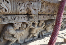 Vue de d&eacute;tail de la frise du XIIe si&egrave;cle montrant l'inclinaison des bas-reliefs.  Cath&eacute;drale Notre Dame et Saint Castor, N&icirc;mes (Gard), 2022/2025  &copy; Marie Rochette, Inrap