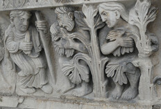 D&eacute;tail de la frise du XIIe si&egrave;cle : Adam et &Egrave;ve apr&egrave;s la faute.  Cath&eacute;drale Notre Dame et Saint Castor, N&icirc;mes (Gard), 2022/2025  &copy; Marie Rochette, Inrap