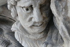 D&eacute;tail de la frise du XIIe&nbsp;si&egrave;cle :&nbsp;visage de Ca&iuml;n.  Cath&eacute;drale Notre Dame et Saint Castor, N&icirc;mes (Gard), 2022/2025  &copy; Marie Rochette, Inrap
