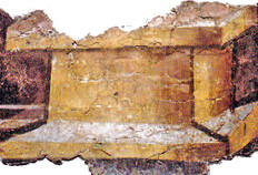 D&eacute;tail d'un enduit peint mural dat&eacute; des ann&eacute;es 40 si&egrave;cle avant&nbsp;environ.  Il correspondant &agrave; la zone inf&eacute;rieure du d&eacute;cor, noire &agrave; bandes blanches imitant une mouluration, interrompue par une base quadrangulaire jaune vue en perspective, avec effet d'ombre en haut et sur la droite, comme si la source d'&eacute;clairage venait de la gauche. Cette architecture peinte devait &ecirc;tre surmont&eacute;e d'une colonne ou d'un pilastre qui divisait la pi&egrave;ce en deux parties distinctes. On trouve des d&eacute;cors identiques &agrave; Pomp&eacute;i, dans la maison du Labyrinthe ou dans celle du Cryptoportique.  &Eacute;cole Jean-Jaur&egrave;s, 14-16 avenue Jean-Jaur&egrave;s, N&icirc;mes (Gard), 1981  &copy; Alix Barbet, CNRS