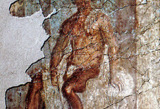 Fresque figurant un jeune homme en nudit&eacute; h&eacute;ro&iuml;que, avec une lance de guerrier ou de chasseur. Peinture dat&eacute;e des ann&eacute;es 35-40 apr&egrave;s J.-C. Collection Mus&eacute;e de la Romanit&eacute;.  Impasse Boissier/quai Georges-Cl&eacute;menceau  &copy; Alix Barbet, CNRS