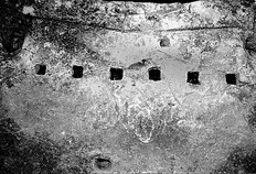 Les 6 orifices pour le passage de la &laquo; grille-peigne &raquo; et, de part et d'autre, deux autres orifices pour la man�uvre de la demi vanne mobile, 2004  Castellum Divisorium, N&icirc;mes (Gard)  &copy; Jean-Michel P&egrave;ne, ADLFI, DRAC, SRA Montpellier 