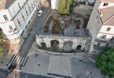 Vue g&eacute;n&eacute;rale de la porte d'Auguste dans l'environnement urbain actuel. Fin du Ier&nbsp;si&egrave;cle avant J.-C.La Porte d'Auguste (Gard), 2023.  &copy; Antoine Farge, Inrap  &nbsp;