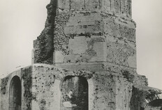 La Tour Magne, d&eacute;but du Ier si&egrave;cle apr&egrave;s J.-C.&nbsp;Compl&eacute;ment : Vue de la fa&ccedil;ade sud-ouest ; photographie de f&eacute;vrier 1888.La Tour Magne (Gard).&nbsp;  &copy; Archives Monuments Historiques