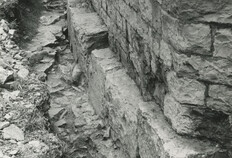 La Tour Magne, d&eacute;but du Ier si&egrave;cle apr&egrave;s J.-C.&nbsp;Compl&eacute;ment : Tranch&eacute;e arch&eacute;ologique effectu&eacute;e au pied de la fa&ccedil;ade sud-ouest r&eacute;v&eacute;lant le soubassement de la Tour Magne, aujourd'hui invisible. Les blocs utilis&eacute;s sont possiblement des remplois des pierres initialement utilis&eacute;es dans le rempart gaulois.La Tour Magne (Gard).&nbsp;  &copy; Pierre Var&egrave;ne, 1960