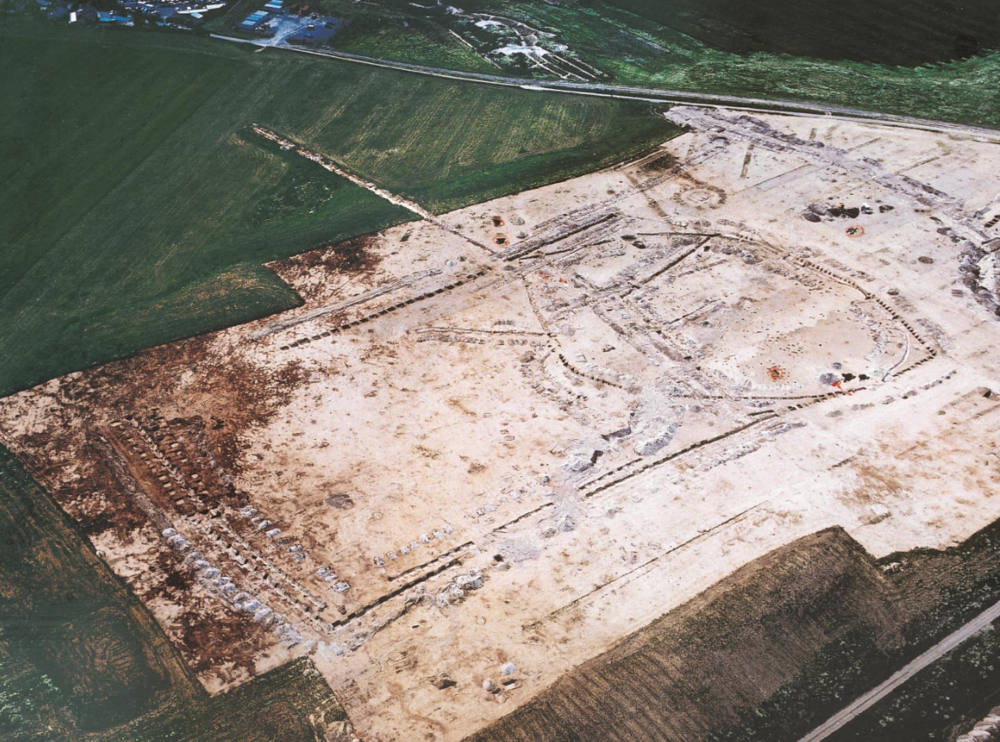 Riche ferme de l'&acirc;ge du Fer (IVe-IIe si&egrave;cles avant notre &egrave;re), compos&eacute;e de plusieurs b&acirc;timents sur poteaux, pr&egrave;s desquels se trouvait un four &agrave; sel et entour&eacute;e d'un enclos irr&eacute;gulier (visible au centre du clich&eacute;).   &copy; Ph. Frutier, Altimage 