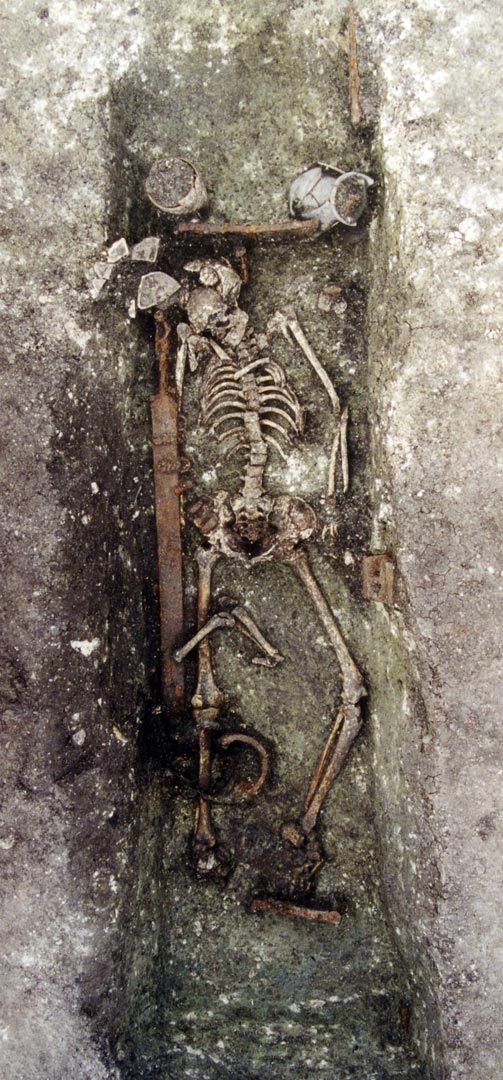 Inhumation du IIe si&egrave;cle avant notre &egrave;re mise au jour &agrave; Gandaillat (Puy-de-D&ocirc;me). Le d&eacute;funt est accompagn&eacute; d'offrandes : vases, seau en bois, panoplie d'armes (lance, &eacute;p&eacute;e en fer avec fourreau, bouclier et baudrier). Ces objets r&eacute;v&egrave;lent le statut de guerrier du d&eacute;funt.   &copy; Inrap 