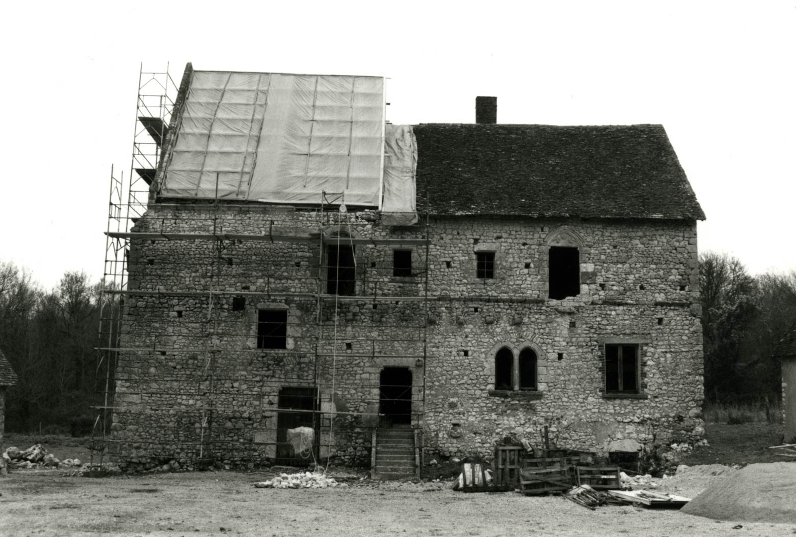 Face ouest de la m&eacute;tairie de Giez (XIIIe-XIVe si&egrave;cles) &agrave; Santenay (Loir-et-Cher).   &copy; V. Mataouchek/Inrap 