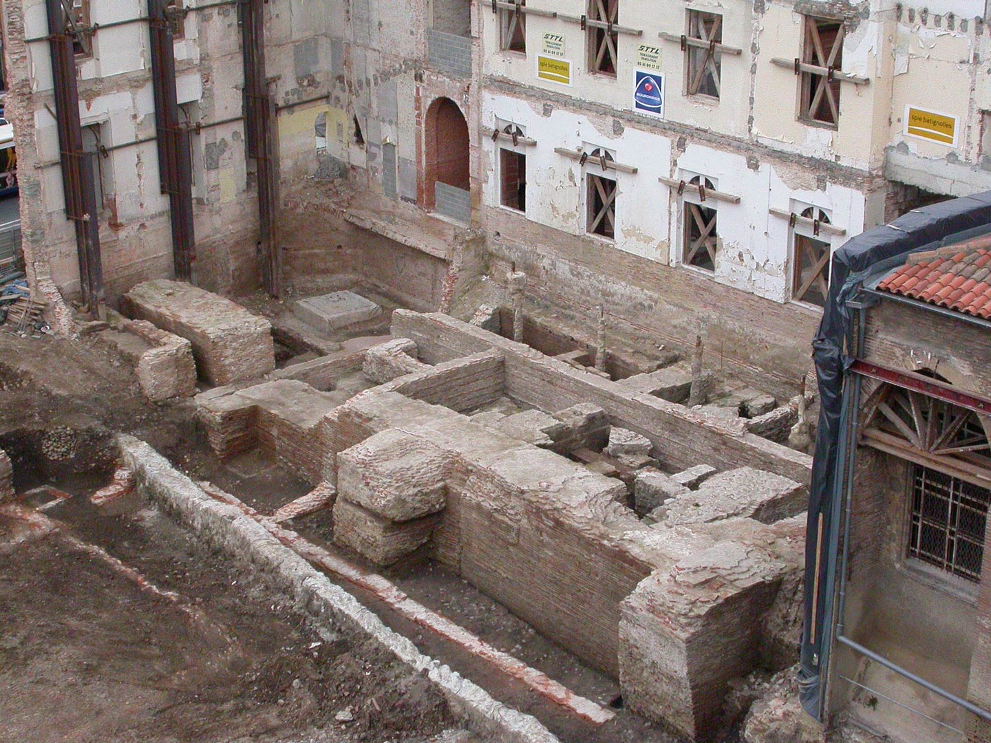 Les vestiges du ch&acirc;teau des comtes de Toulouse (fin XIe si&egrave;cle).   &copy; O. Dayrens, Inrap 
