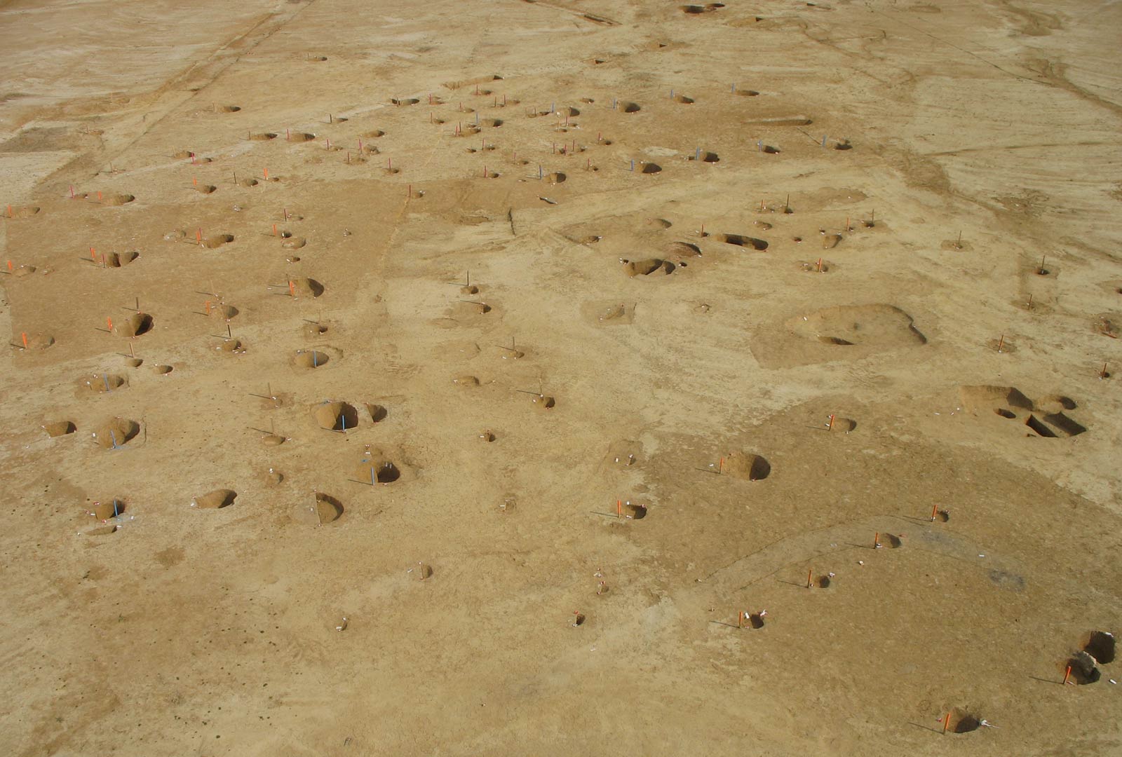 Trous des poteaux porteurs d'un habitat m&eacute;rovingien mis au jour &agrave; Serris (Seine-et-Marne).   &copy; R. El Hajaoui, Inrap 