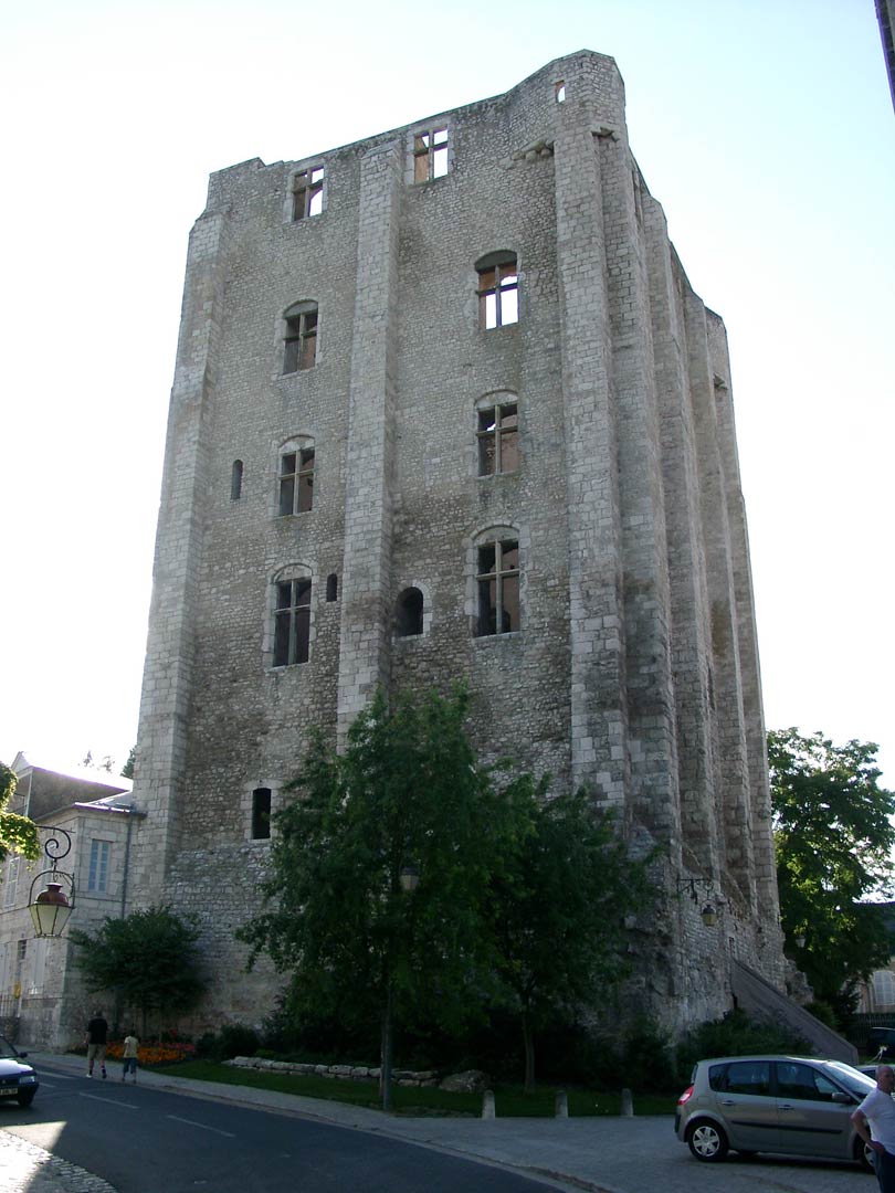 Tour maitresse dite &laquo; Tour C&eacute;sar &raquo; (XIe si&egrave;cle), &agrave; Beaugency (Loiret). La face sud apr&egrave;s les travaux.   &copy; V. Mataouchek, Inrap 
