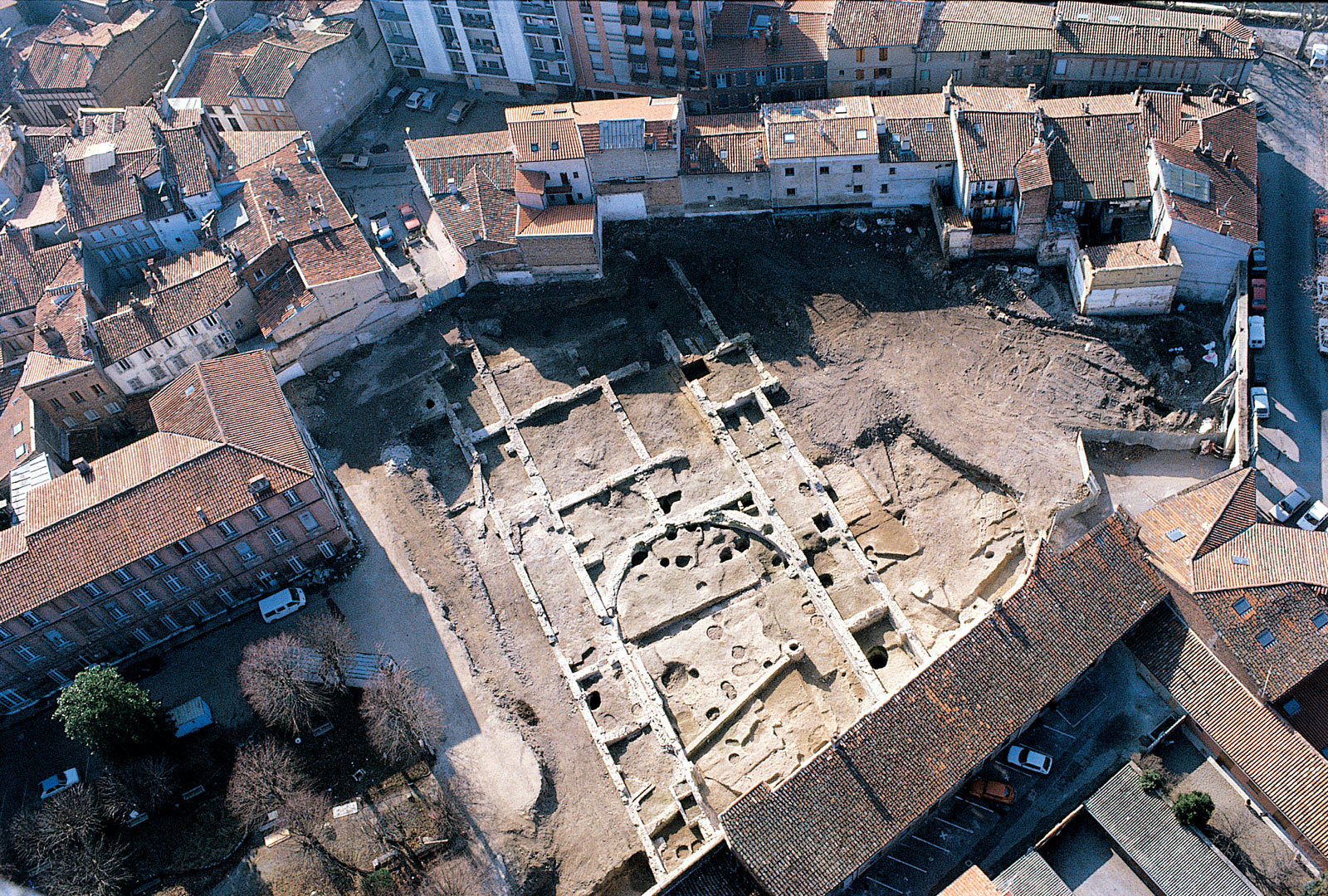 Le palais des rois wisigoths &agrave; Toulouse (Ve si&egrave;cle). Le domaine, de plusieurs hectares, &eacute;tait install&eacute; en bordure de la Garonne. Le b&acirc;timent s'appuyait au nord contre les murs de l'enceinte antique.   &copy; R. de Filippo, Inrap 