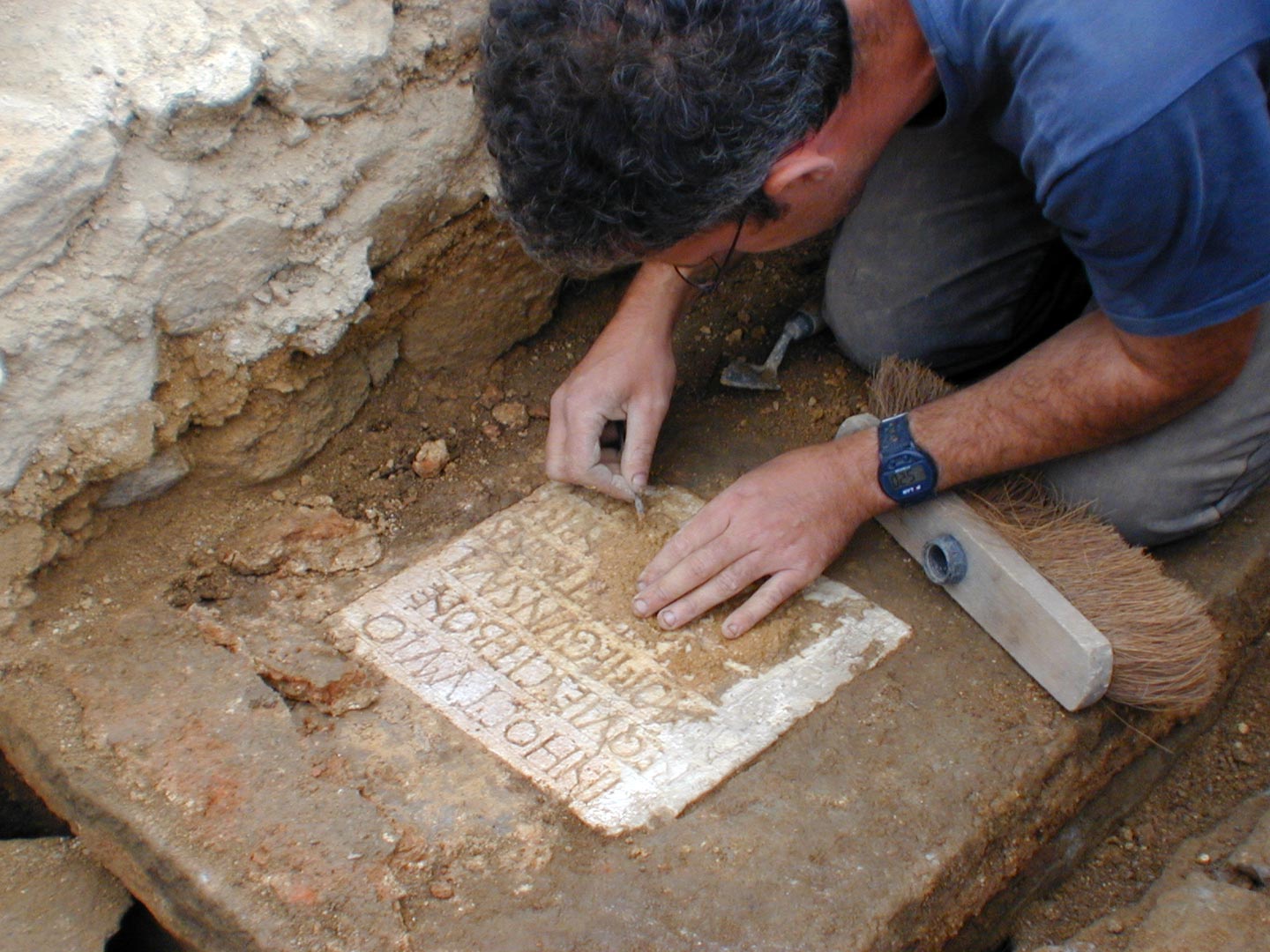 D&eacute;gagement de l'&eacute;pitaphe de Gunsa. Cette jeune femme, au pr&eacute;nom germanique, mourut &agrave; l'&acirc;ge de 18 ans, le 1er mars 534 (ou 597). Son sarcophage ne contenait que sa propre s&eacute;pulture, conserv&eacute;e en espace vide. Place Gr&eacute;goire-de-Tours &agrave; Brioude (Haute-Loire).   &copy; C. Le Barrier, Inrap  