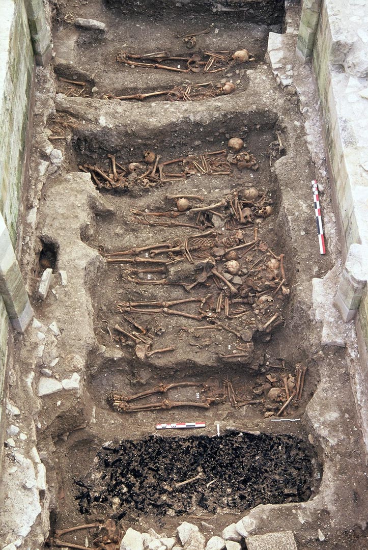 Inhumations dans la galerie monumentale du prieur&eacute; clunisien de la Charit&eacute;-sur-Loire (Ni&egrave;vre), IXe � XIVe si&egrave;cle.   &copy; D. Billoin, Inrap  