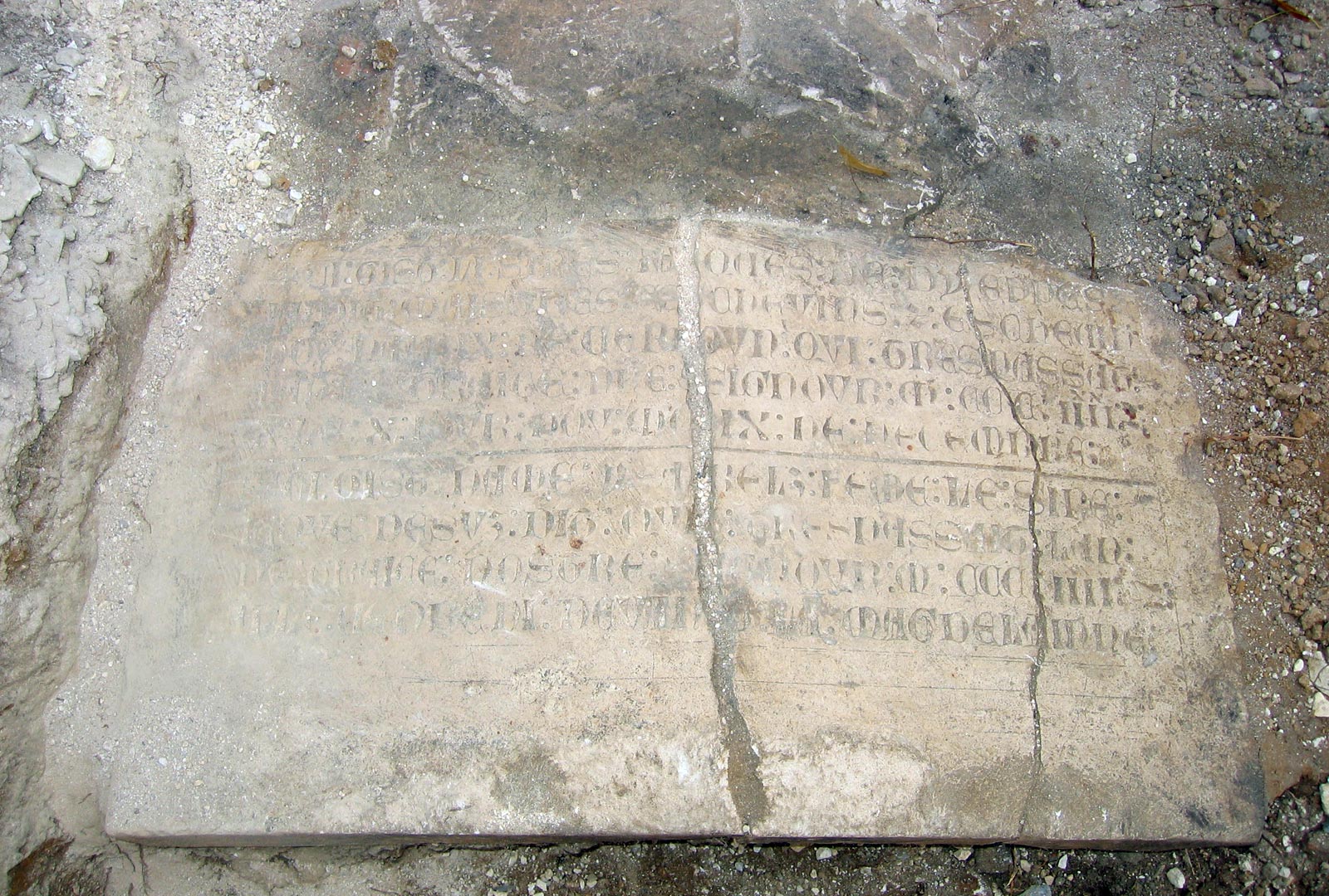 Dalle fun&eacute;raire d'un ma&icirc;tre &eacute;chevin du XIVe si&egrave;cle et de son &eacute;pouse. Elle a &eacute;t&eacute; exhum&eacute;e lors d'un sondage &agrave; Verdun (Meuse).   &copy; Inrap  