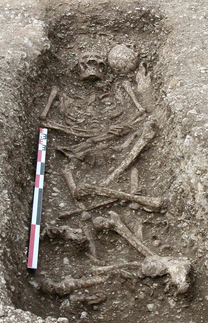 Cette fosse s&eacute;pulcrale, de la fin du XIIIe-d&eacute;but du XIVe si&egrave;cle, a &eacute;t&eacute; r&eacute;utilis&eacute;e au moins une fois, apr&egrave;s r&eacute;duction des ossements du premier inhum&eacute;. Elle a &eacute;t&eacute; mise au jour &agrave; Perthes (Haute-Marne).   &copy; G. Verbrugghe, Inrap  