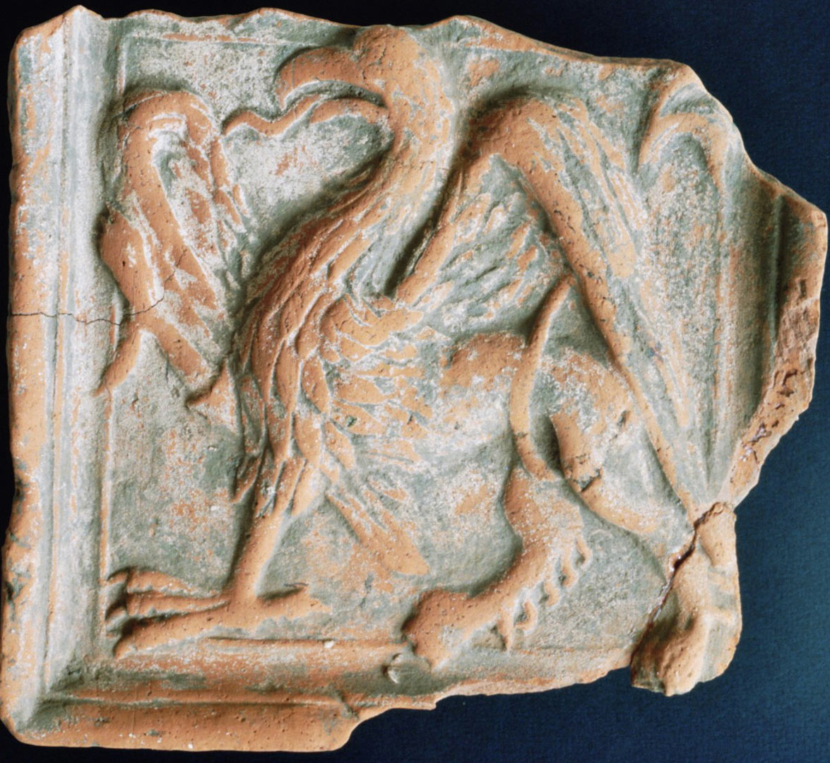 Carreau de po&ecirc;le figurant un griffon, fabriqu&eacute; dans l'atelier de c&eacute;ramique d'Aoste, au XVe si&egrave;cle.   &copy; J.-C. Sarrasin, Inrap   