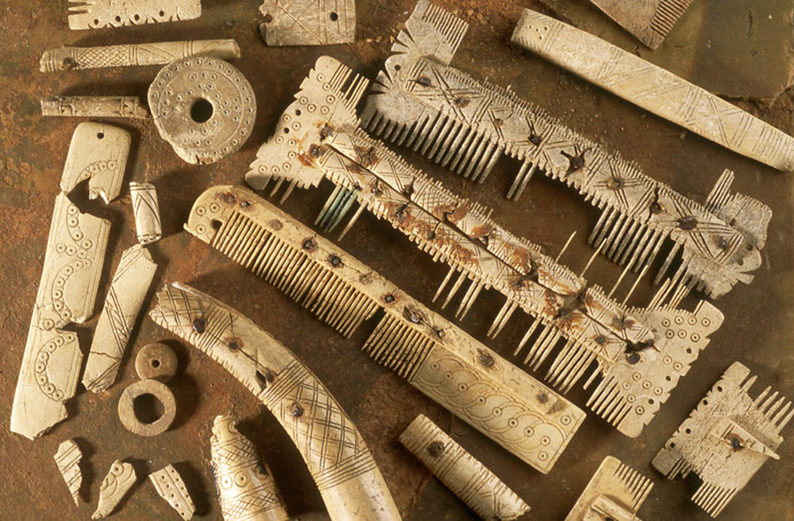 Ensemble d'objets en os m&eacute;rovingiens issus de diff&eacute;rents sites de Basse-Normandie.   &copy; H. Paitier, Inrap  