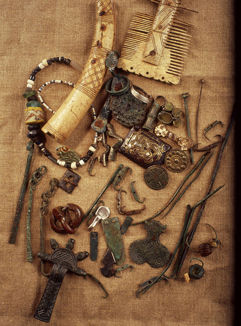 Ensemble de parures m&eacute;rovingiennes provenant de diff&eacute;rents sites de Basse-Normandie.   &copy; H. Paitier, Inrap