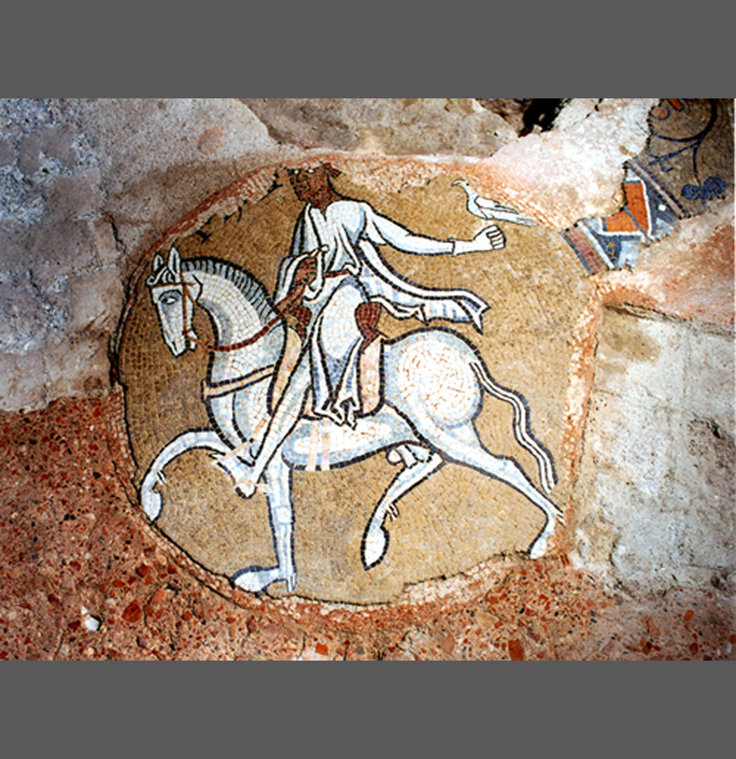 Cette mosa&iuml;que, repr&eacute;sentant un calendrier zodiacal, a &eacute;t&eacute; exhum&eacute;e dans le d&eacute;ambulatoire du ch�ur (fin XIIe-d&eacute;but XIIIe si&egrave;cle) de l'ancienne &eacute;glise abbatiale Saint-Philibert de Tournus (Sa&ocirc;ne-et-Loire). Ici l'on voit le m&eacute;daillon du mois de mai : un cavalier partant &agrave; la chasse avec un oiseau sur le poing.   &copy; J-L.Duthu, Service r&eacute;gional de l'inventaire de Bourgogne
