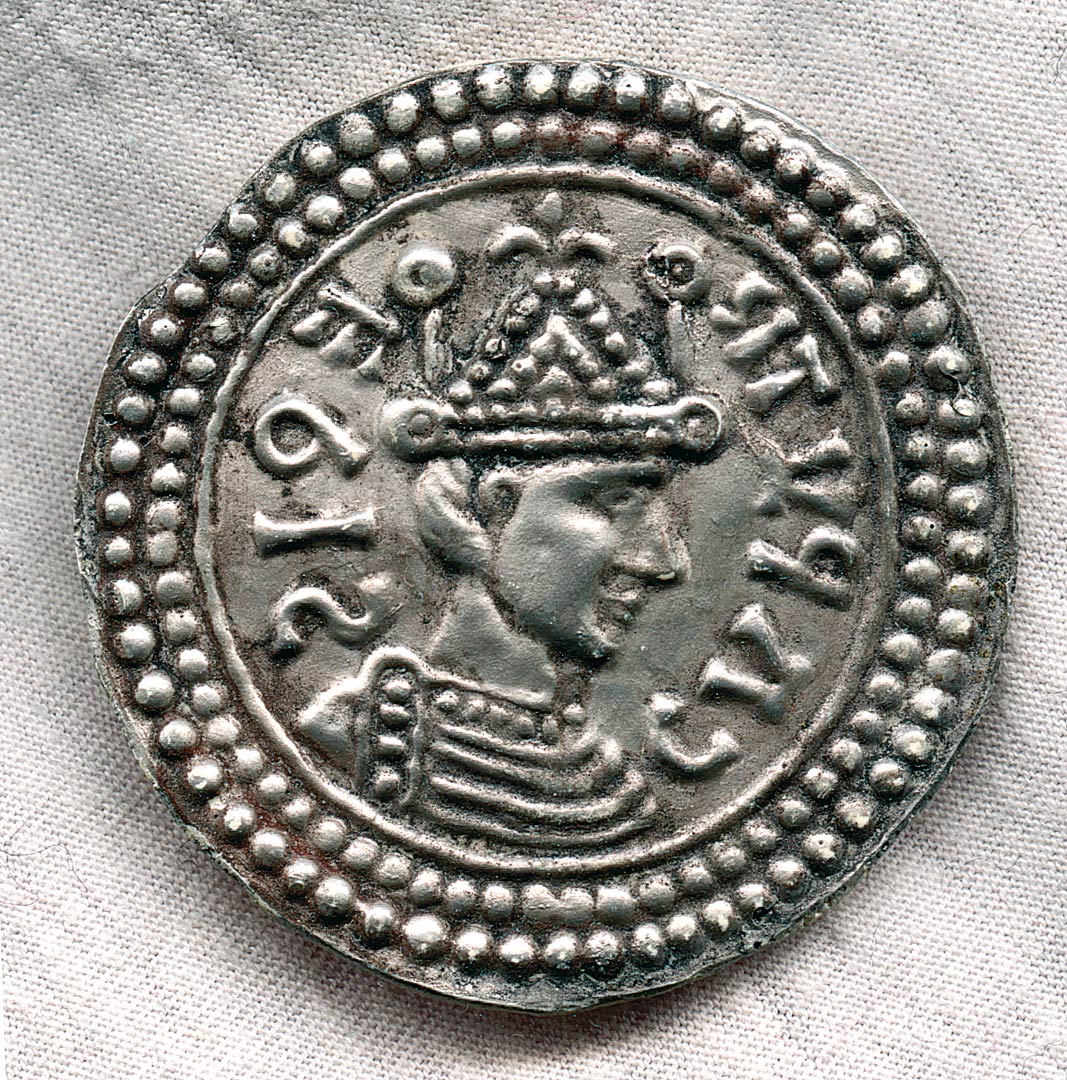 Fibule ronde &agrave; buste royal carolingien de la premi&egrave;re moiti&eacute; du Xe si&egrave;cle &agrave; Serris (Seine-et-Marne).   &copy; Inrap