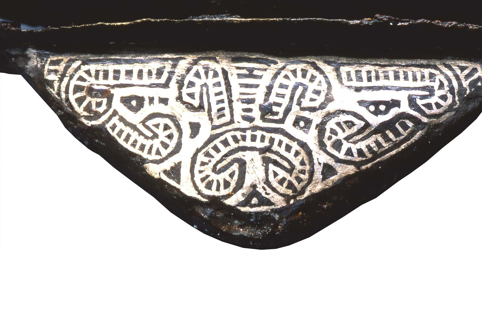 D&eacute;tail d'une face du pommeau d'&eacute;p&eacute;e pr&eacute;c&eacute;dent.   &copy; V. Brunet et J-J. Bigot, Inrap
