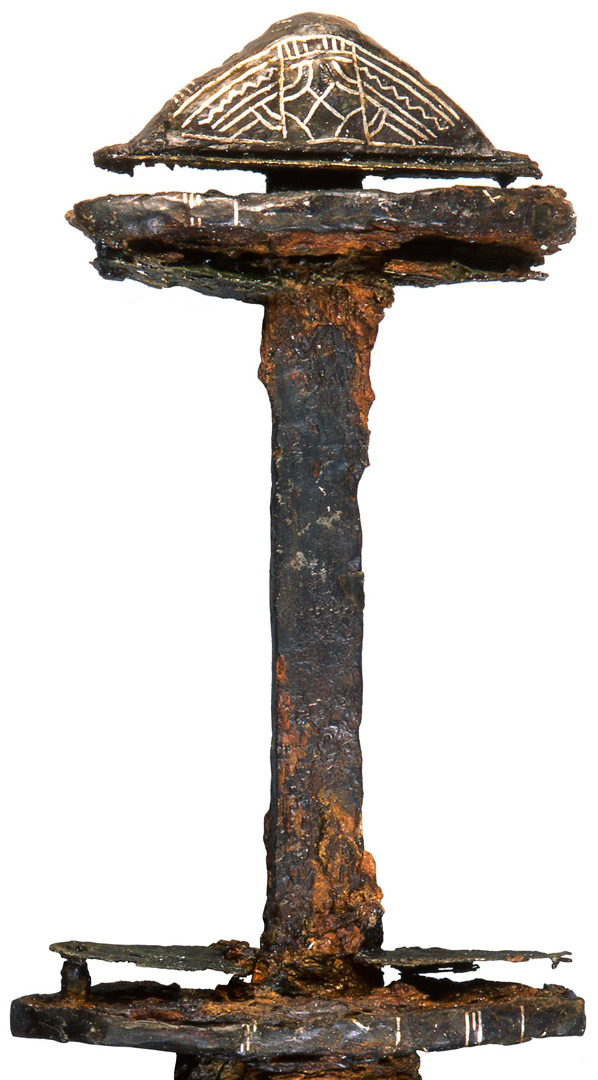 Pommeau damasquin&eacute; d'&eacute;p&eacute;e m&eacute;rovingienne.   &copy; V. Brunet et J-J. Bigot, Inrap