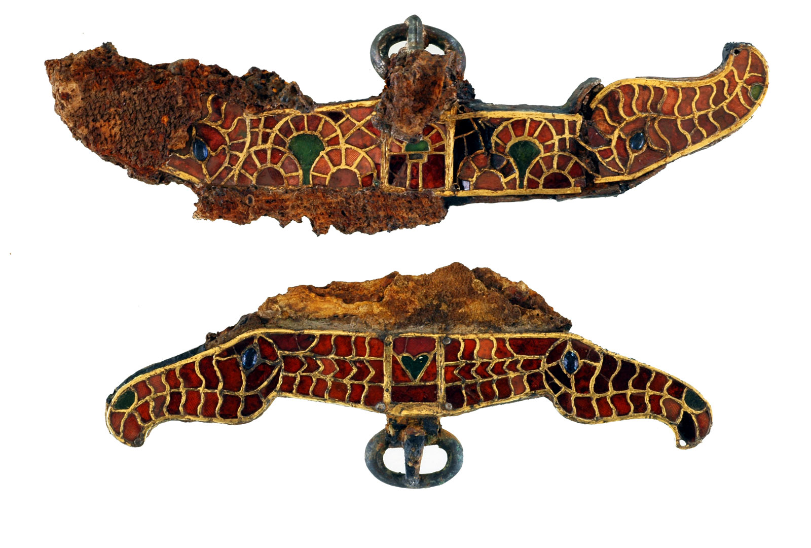 Fermoirs d'aum&ocirc;ni&egrave;re d&eacute;couverts dans une s&eacute;pulture aristocratique franque de Saint-Dizier (Haute-Marne). Leur d&eacute;cor cloisonn&eacute; de grenats et de verre figure des t&ecirc;tes de chevaux. Ces objets servaient &agrave; fermer une sacoche en cuir port&eacute;e par les hommes dans leur dos.   &copy; L. de Cargo&uuml;et, Inrap