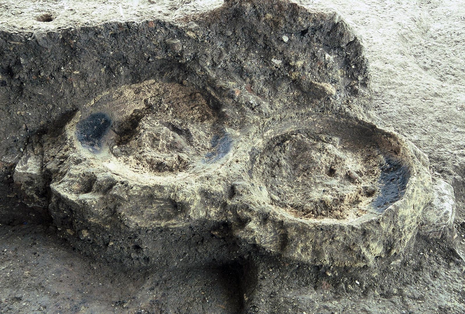 Ces vestiges de moules &agrave; cloche des XIe-XIIe si&egrave;cles ont &eacute;t&eacute; retrouv&eacute;s in situ dans leur fosse de fabrication place de la Lib&eacute;ration &agrave; Troyes.   &copy; L. de Cargou&euml;t, Inrap 