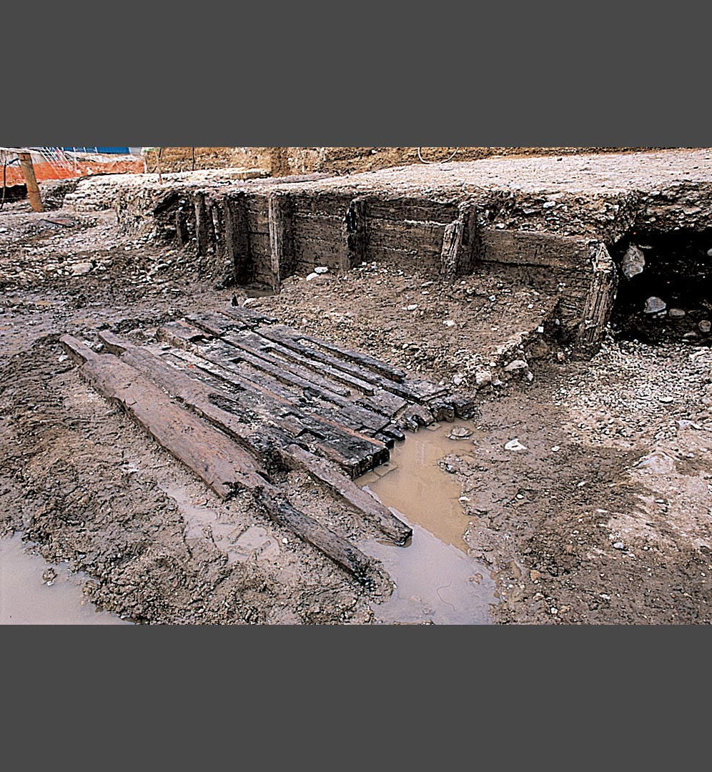 Les quatre jumelles d'un pressoir &agrave; vin m&eacute;di&eacute;val ont &eacute;t&eacute; d&eacute;couvertes au pied d'un quai de la m&ecirc;me &eacute;poque &agrave; Bordeaux. Appel&eacute;es aussi colonnes, d&egrave;s le XIVe si&egrave;cle, les jumelles sont les quatre montants verticaux du b&acirc;ti d'un pressoir &agrave; levier.   &copy; Inrap 