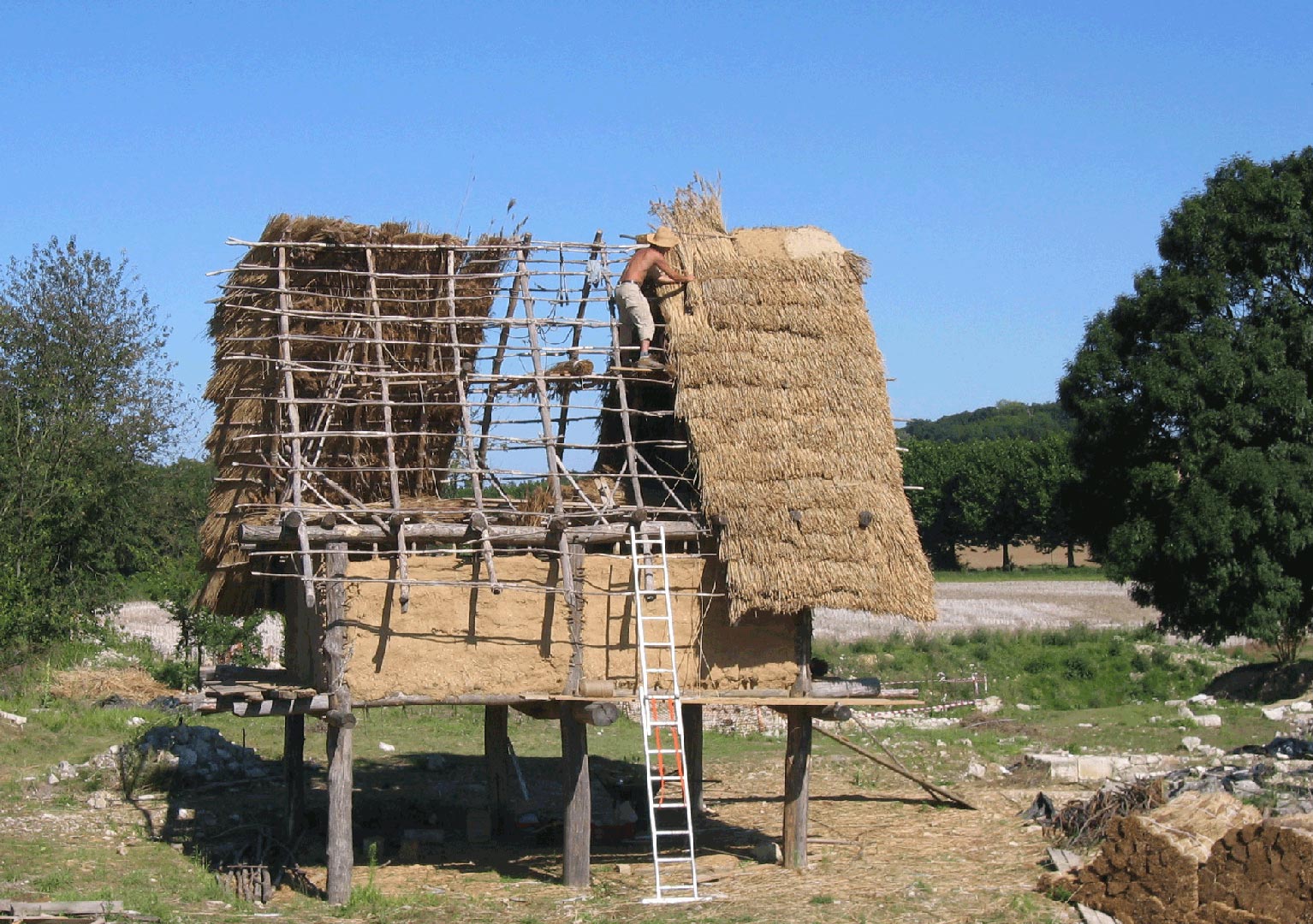 Reconstitution d'un grenier carolingien sur le site arch&eacute;ologique du ch&acirc;teau d'Orville &agrave; Louvre (Val-d'Oise), dans le cadre d'un programme d'arch&eacute;ologie exp&eacute;rimentale.   &copy; F. Gentili, Inrap 