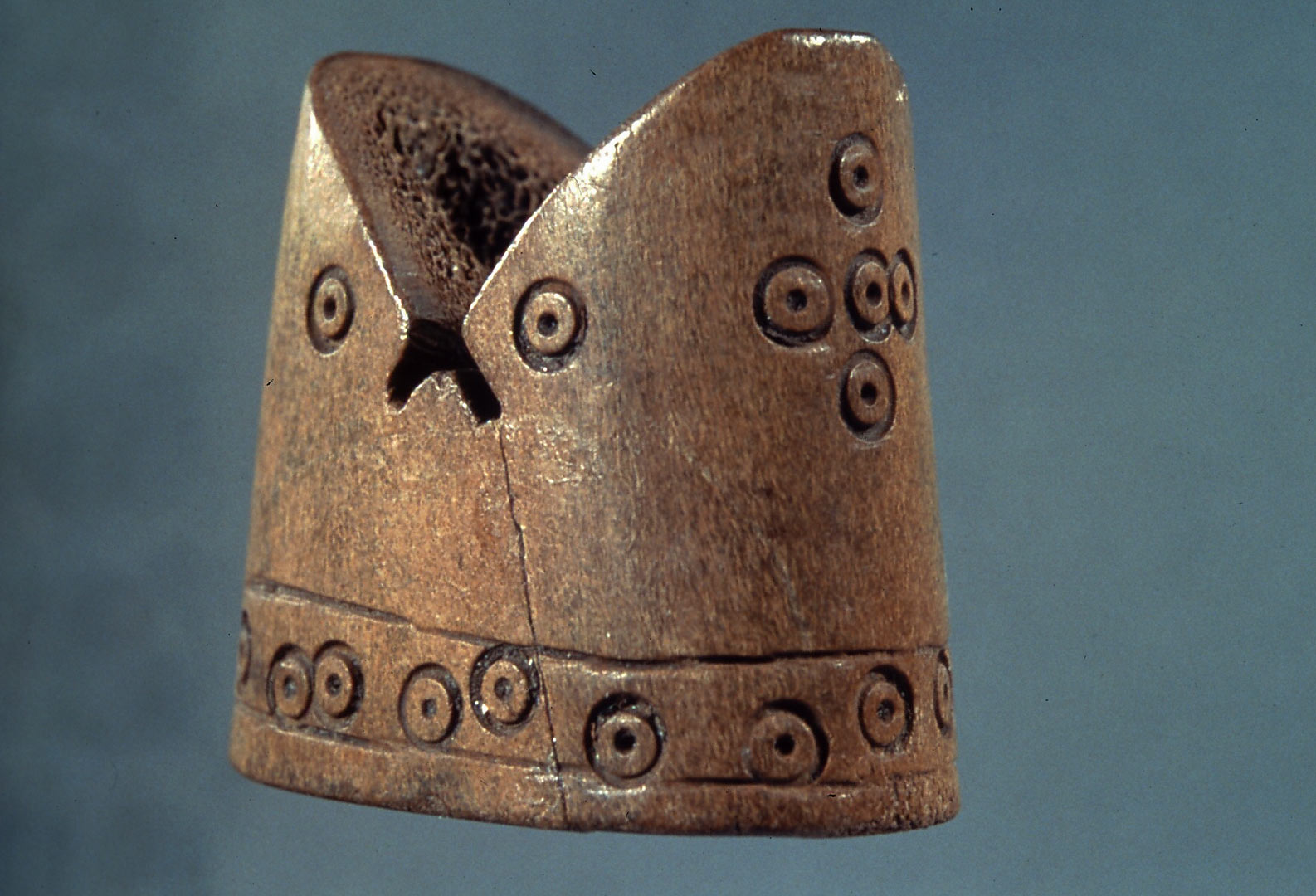 Pi&egrave;ce de jeu d�&eacute;chec d&eacute;couverte &agrave; Pineuilh (Gironde), sur le lieu d'une r&eacute;sidence aristocratique fortifi&eacute;e du Xe si&egrave;cle.   &copy; Inrap