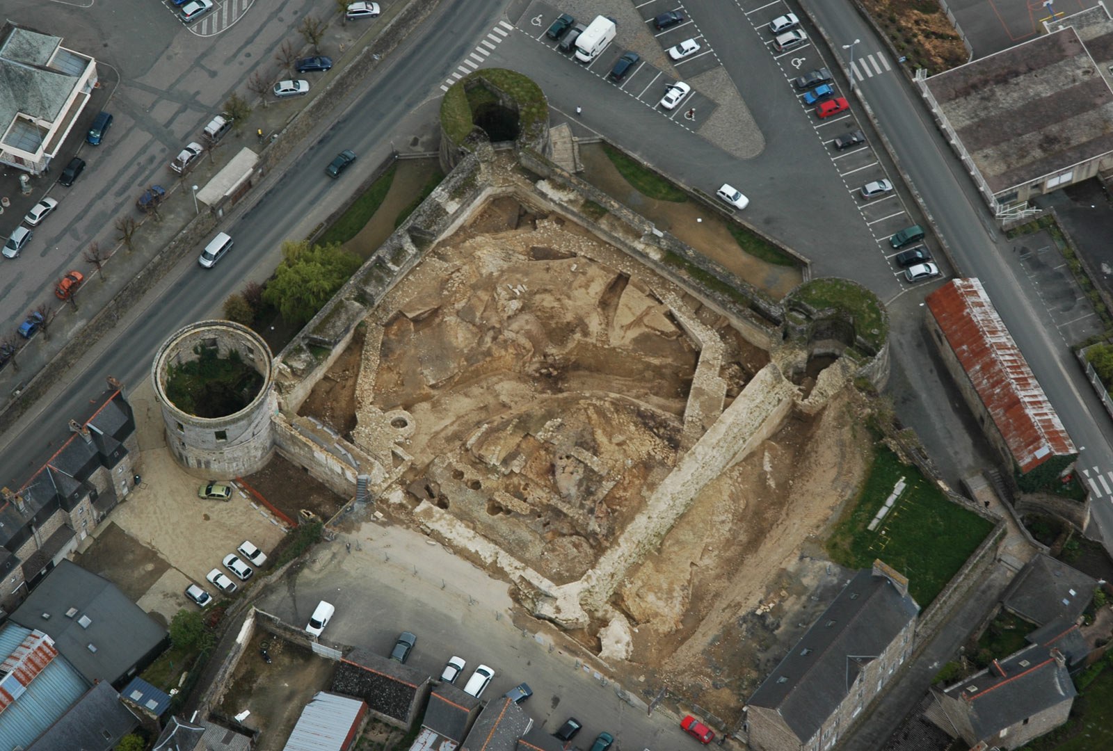 Vue a&eacute;rienne du ch&acirc;teau de Guingamp &agrave; l'issue de la fouille.   &copy; H. Paitier, Inrap 