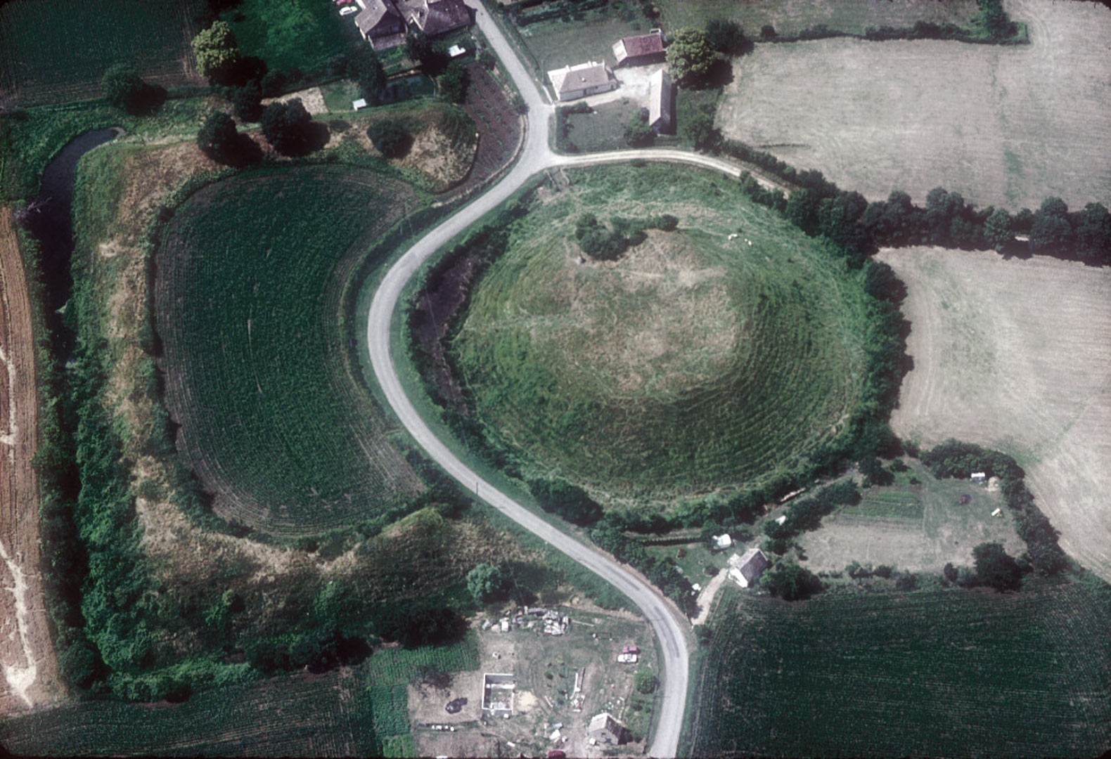 Grande motte et sa basse-cour parfaitement conserv&eacute;es, entour&eacute;es d'une douve, &agrave; Peray (Sarthe).   &copy; G. Leroux, Inrap 