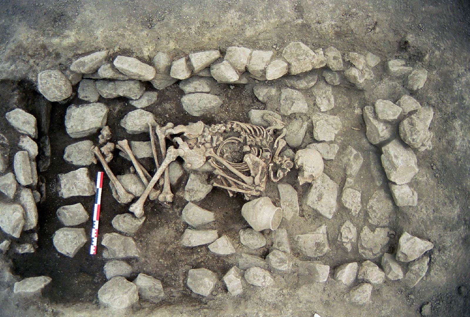 Inhumation du Bronze ancien/moyen avec un vase d'offrande (Gerzat, Puy-de-D&ocirc;me).   &copy; Inrap 