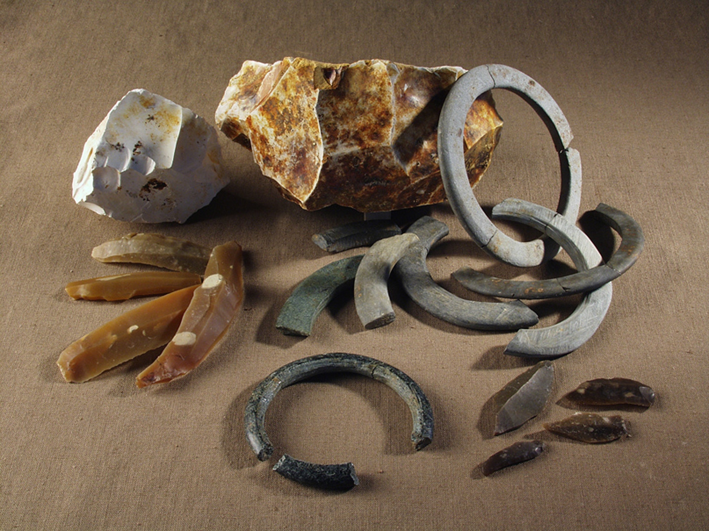 Mobilier, dont bracelets en schiste poli, provenant des fouilles d'habitats n&eacute;olithiques de Betton en Ille-et-Vilaine.   &copy; H. Paitier, Inrap 