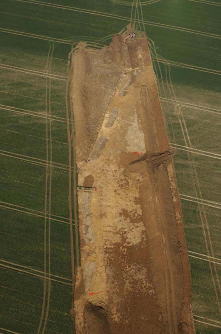 Enceinte &agrave; foss&eacute;s interrompus du N&eacute;olithique moyen (4200 &agrave; 3800 avant notre &egrave;re). Elle a &eacute;t&eacute; fouill&eacute;e avant la construction de l'autoroute A88, &agrave; Goulet (Orne).   &copy; H. Paitier, Inrap 