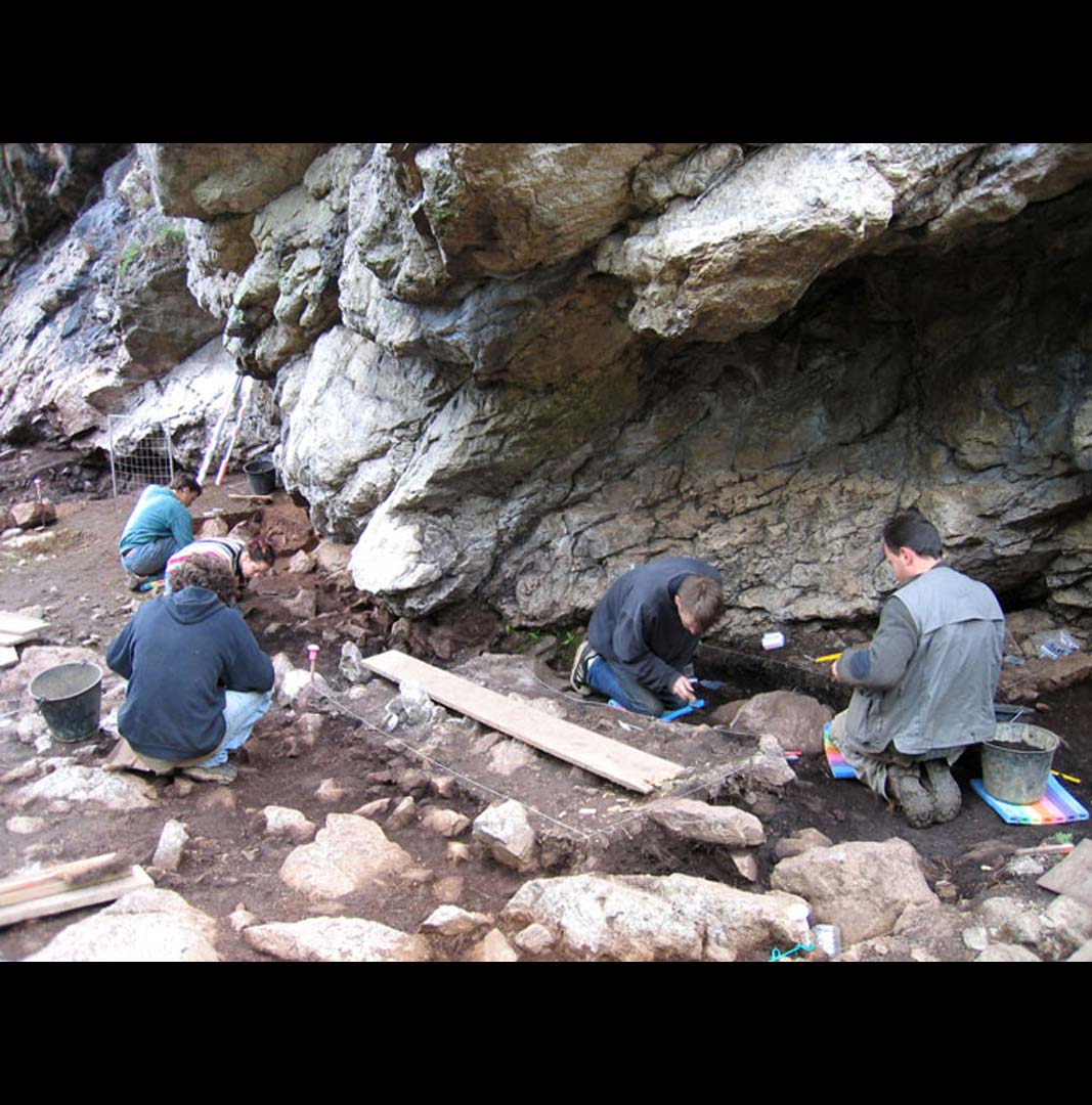Fouille des niveaux de la fin du N&eacute;olithique moyen I (4500 &agrave; 4300 avant notre &egrave;re) de l'abri-sous-roche d'Omonville-la-Petite (Manche).   &copy; L. Juhel, Inrap 