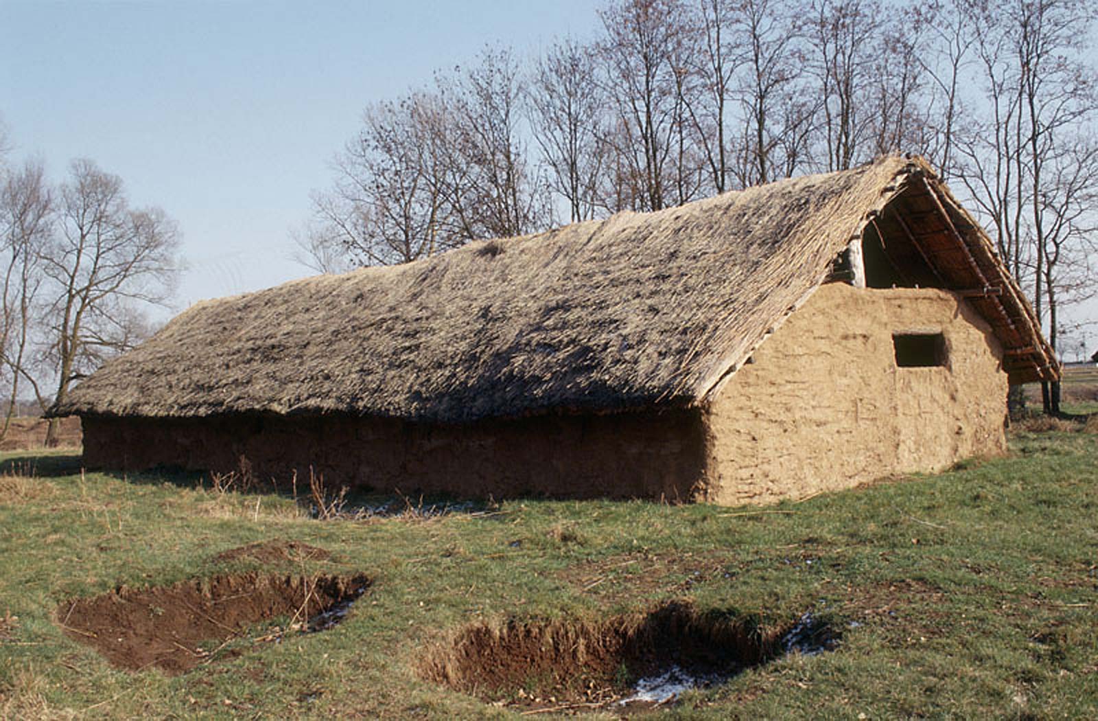 Reconstitution d'un habitat en Alsace.   &copy; H. Paitier, Inrap 