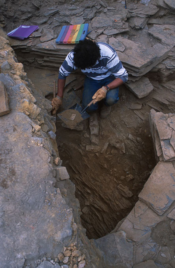 &Agrave; Angers (Maine-et-Loire), fouille d'une des chambres fun&eacute;raires du cairn du N&eacute;olithique moyen (4000-3800 avant notre &egrave;re), d&eacute;couvert sous les ruines du Palais comtal.   &copy; H. Paitier, Inrap 