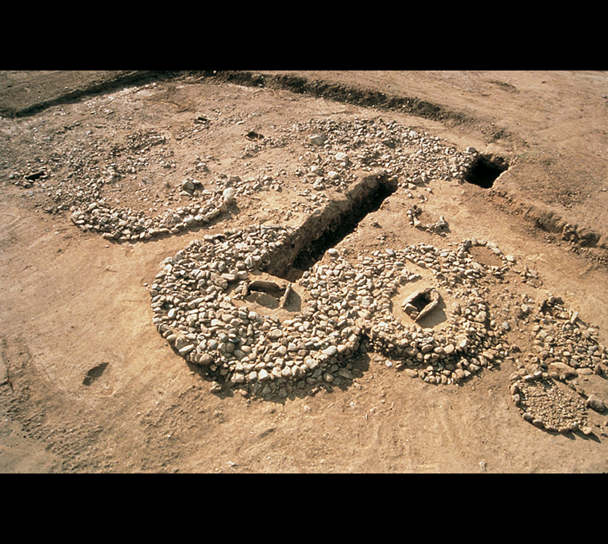 Trois tertres en pierre de 11 m de diam&egrave;tre d&eacute;couverts &agrave; Caramany (Pyr&eacute;n&eacute;es-Orientales). Ils contenaient chacun un coffre de pierre avec un d&eacute;funt. Indices de l'&eacute;mergence de diff&eacute;rences sociales, ces monuments tranchent avec les tombes avoisinantes plus modestes.   &copy; A. Vignaud, Inrap 