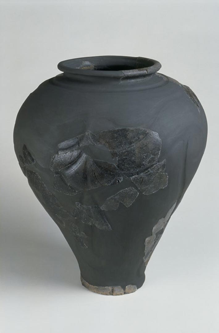 Vase d&eacute;cor&eacute; du IVe si&egrave;cle avant notre &egrave;re, provenant de Retiers (Ille-et-Vilaine).   &copy; H. Paitier, Inrap