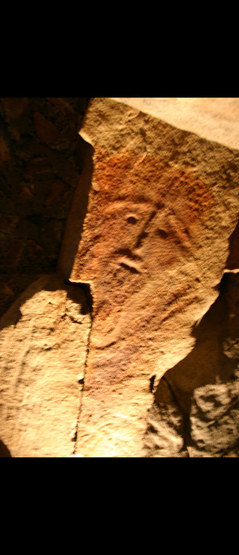 Ce bas-relief repr&eacute;sente un guerrier d&eacute;ifi&eacute;. Il orne la table de couverture du dolmen N&eacute;olithique moyen (4900-3900 avant notre &egrave;re) du Dehus (&icirc;le de Guernesey).   &copy; C. Marcigny, Inrap 