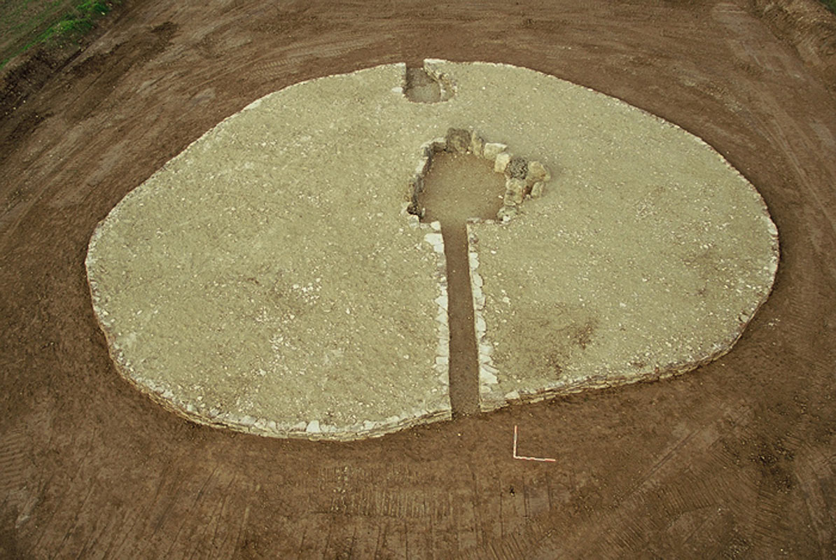 Le Cairn du N&eacute;olithique moyen (4900-3900 avant notre &egrave;re), d&eacute;couvert &agrave; Cairon (Calvados) a &eacute;t&eacute; fouill&eacute; ces derni&egrave;res ann&eacute;es alors que les labours le d&eacute;truisaient peu &agrave; peu. Ce monument complexe destin&eacute; aux morts aussi bien qu'aux vivants, si l'on en croit les vases d&eacute;pos&eacute;s &agrave; l'ext&eacute;rieur, associait une chambre principale de plan carr&eacute; et un petit caveau en forme &laquo; d'ampoule &raquo;.   &copy; C. Marcigny, Inrap 